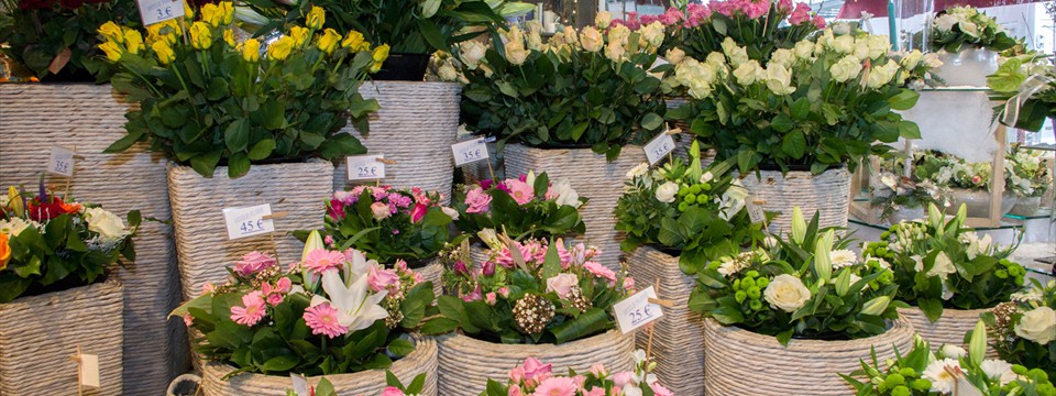 Grand assortiment de bouquets de fleurs fraîches